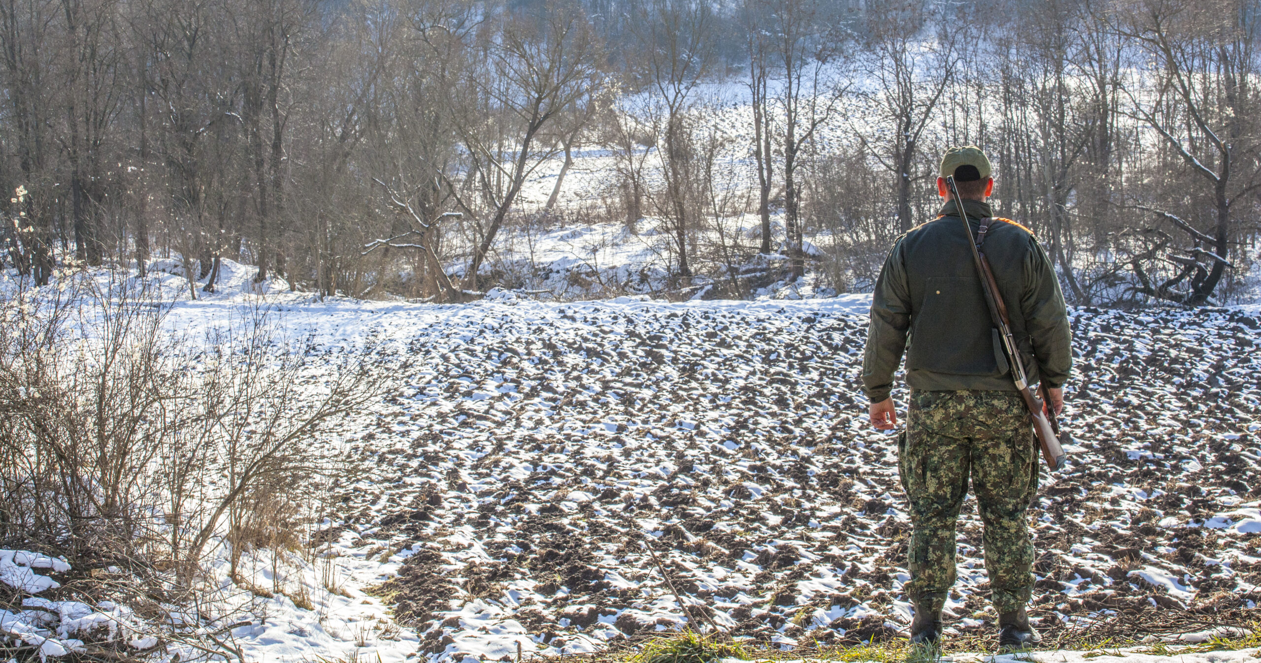Лов У Књазевацкој Опстини - слика ловаца с леђа